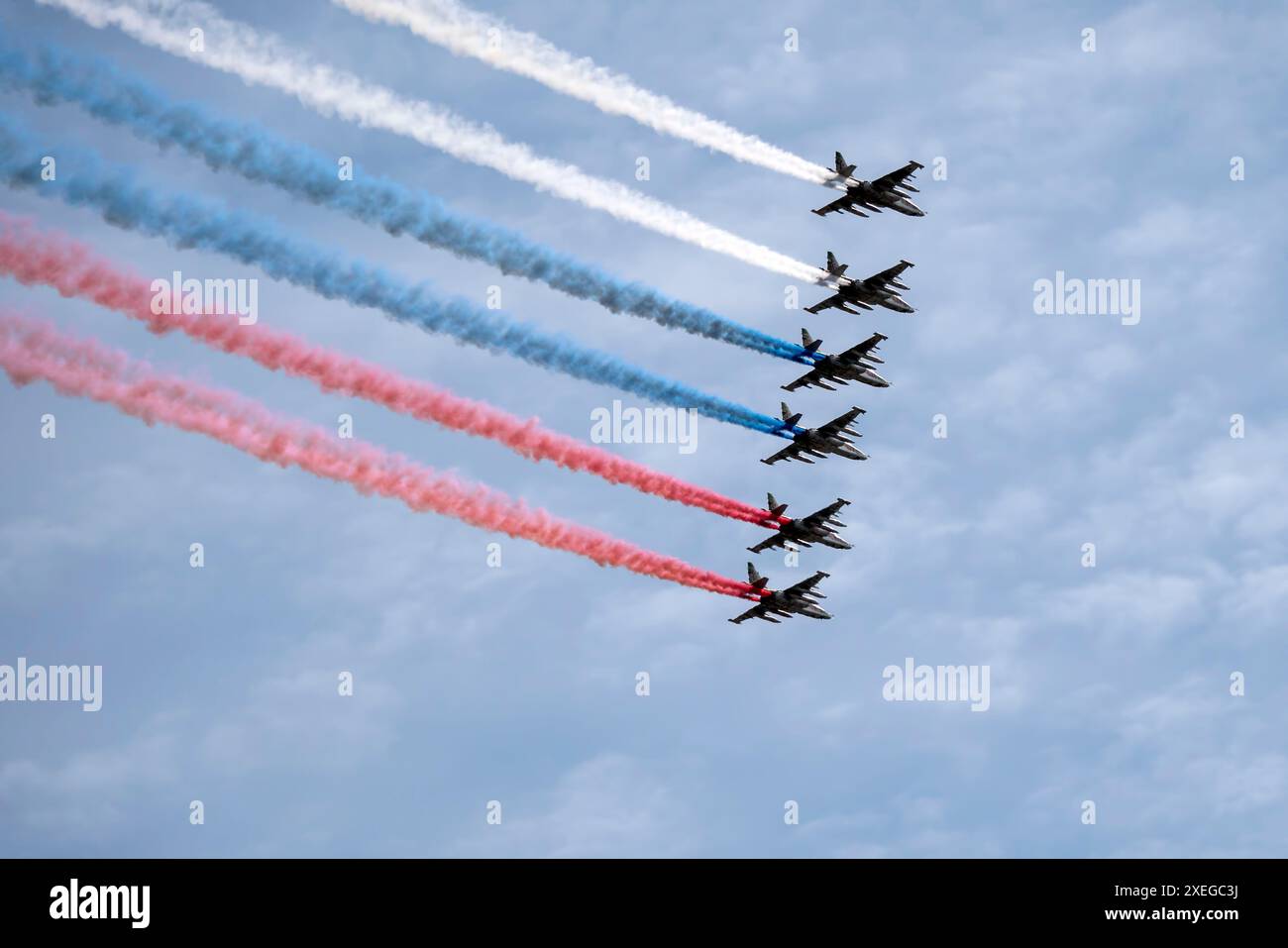 MOSKAU, RUSSLAND - 7. MAI 2021: Avia-Parade in Moskau. Gruppe von russischen Kämpfern Suchoi Su-25 mit bemalter russischer Flagge am Himmel Stockfoto