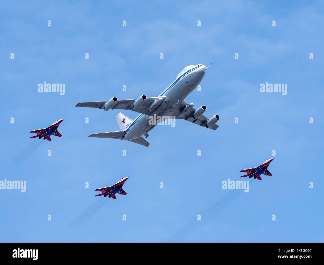 MOSKAU, RUSSLAND - 7. MAI 2022: Avia-Parade in Moskau. MIG-29 und strategische Bomber- und Raketenplattform IL-86 am Himmel auf Parade Stockfoto