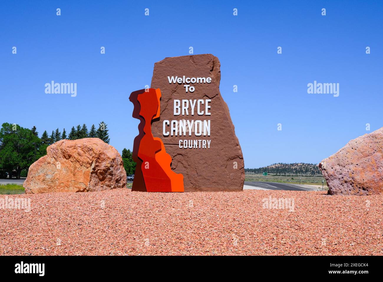 Bryce Canyon City, UT, USA - 19. Juni 2024; Willkommen im Bryce Canyon Country Schild mit blauem Himmel und rotem Stein Stockfoto