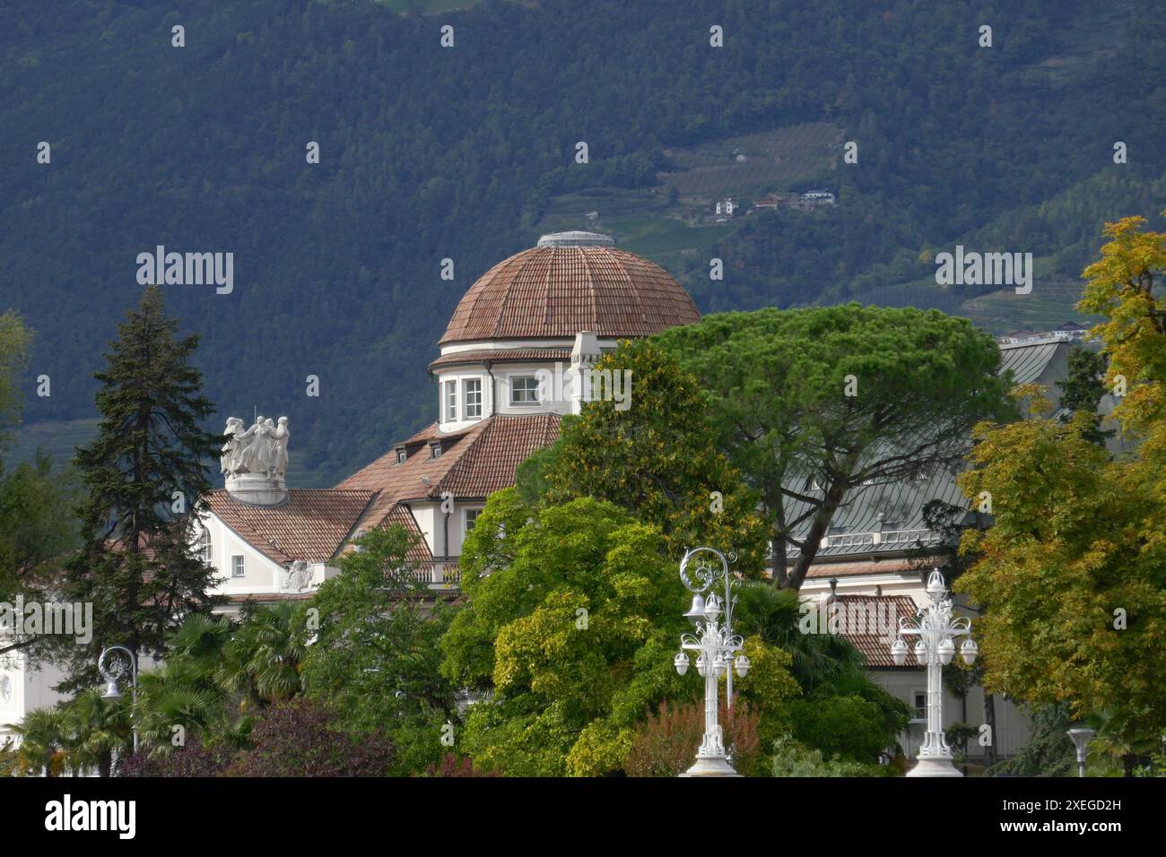 Gruppe tanzender Mädchen über der Mittelprojektion auf dem Kurhaus Meran, Italien Stockfoto