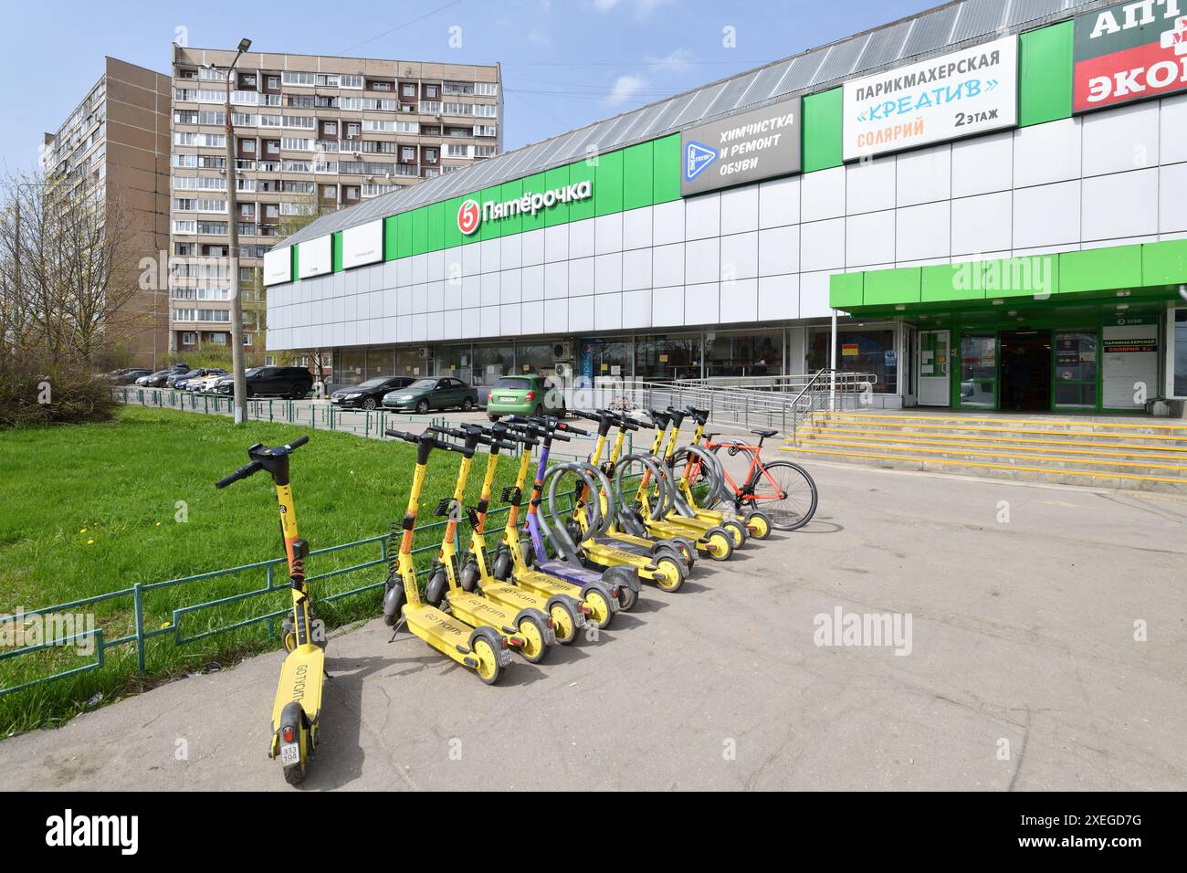 Moskau, Russland - 26. April. 2024. Kurzzeitvermietung für Elektroroller Yandex GO und Urent in Zelenograd Stockfoto