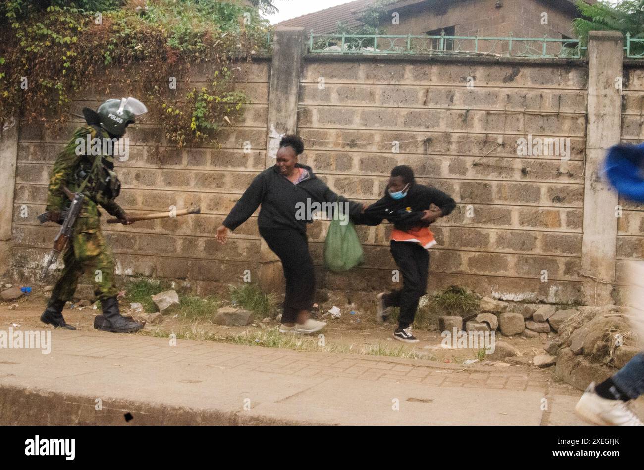 Nairobi, Kenia. Juni 2024. Die Polizei greift während einer Demonstration gegen einen geplanten Finanzentwurf am Donnerstag, den 27. Juni 2024, in Nairobi, Kenia ein. Ein von Präsident William Ruto vorgeschlagenes Finanzgesetz löste wochenlange Proteste in Kenia aus, die am Dienstag einen gewalttätigen Höhepunkt erreichten, als 22 Menschen getötet wurden, so die kenianische nationale Menschenrechtskommission. Foto: Dennis Ochieng/UPI Credit: UPI/Alamy Live News Stockfoto