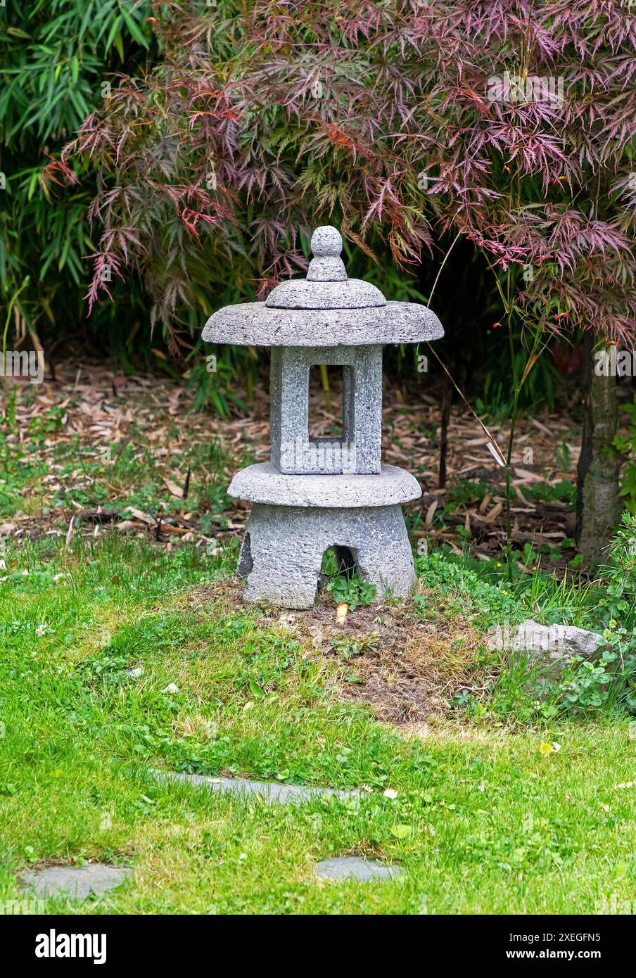 Zen-Garten draußen im Garten mit Steinschmuck und Pflanzenblättern Stockfoto