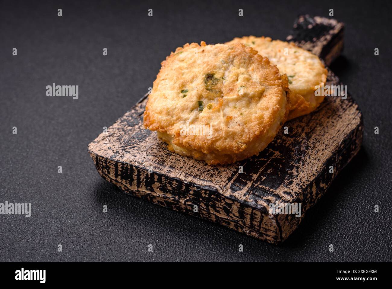 Köstliche frittierte Fischkoteletts oder Fleischbällchen mit Salz, Gewürzen und Kräutern Stockfoto