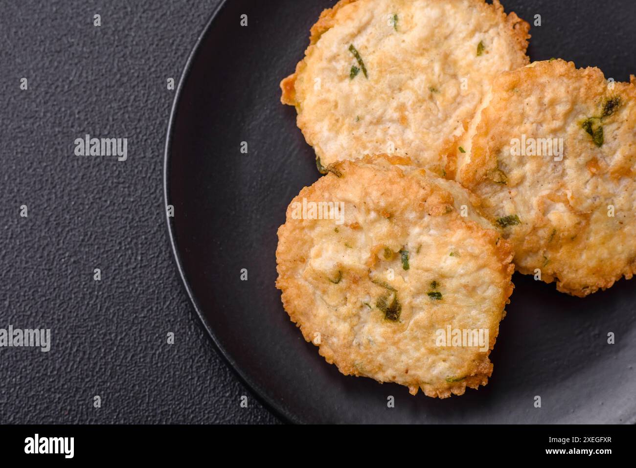 Köstliche frittierte Fischkoteletts oder Fleischbällchen mit Salz, Gewürzen und Kräutern Stockfoto