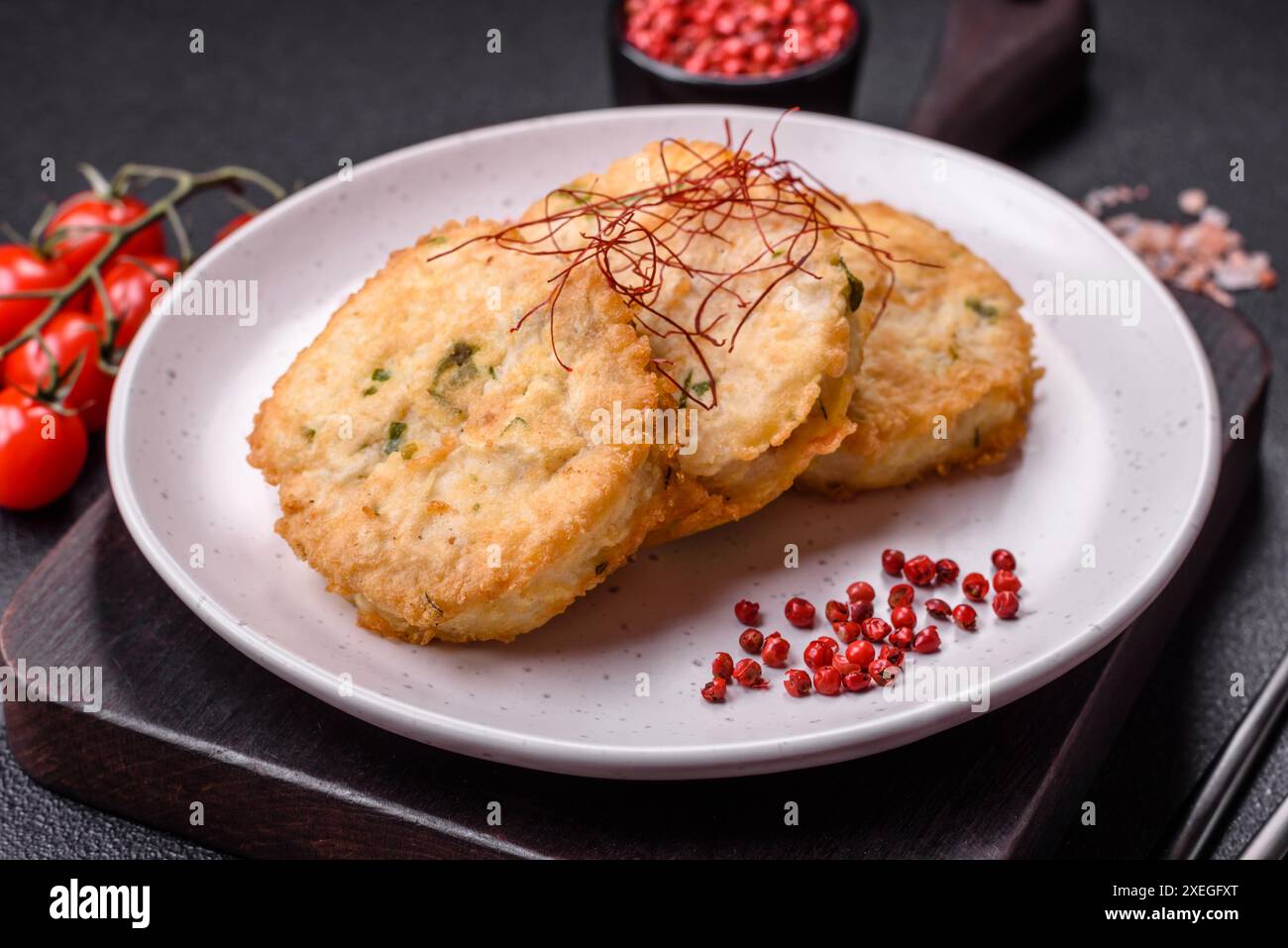 Köstliche frittierte Fischkoteletts oder Fleischbällchen mit Salz, Gewürzen und Kräutern Stockfoto