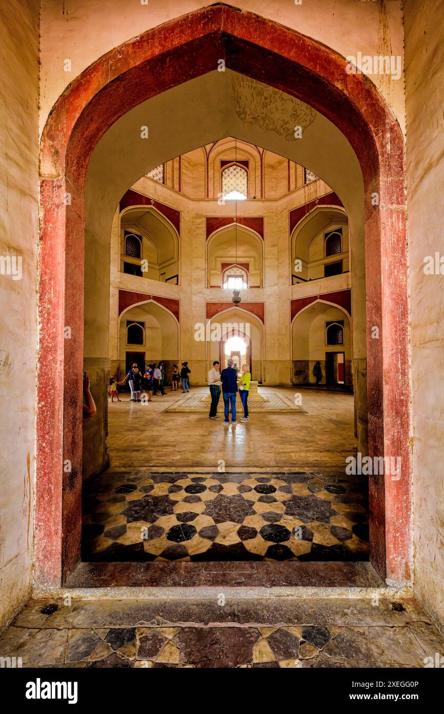 Das Innere des Humayun-Grabes, das zum UNESCO-Weltkulturerbe in Neu-Delhi gehört. Stockfoto