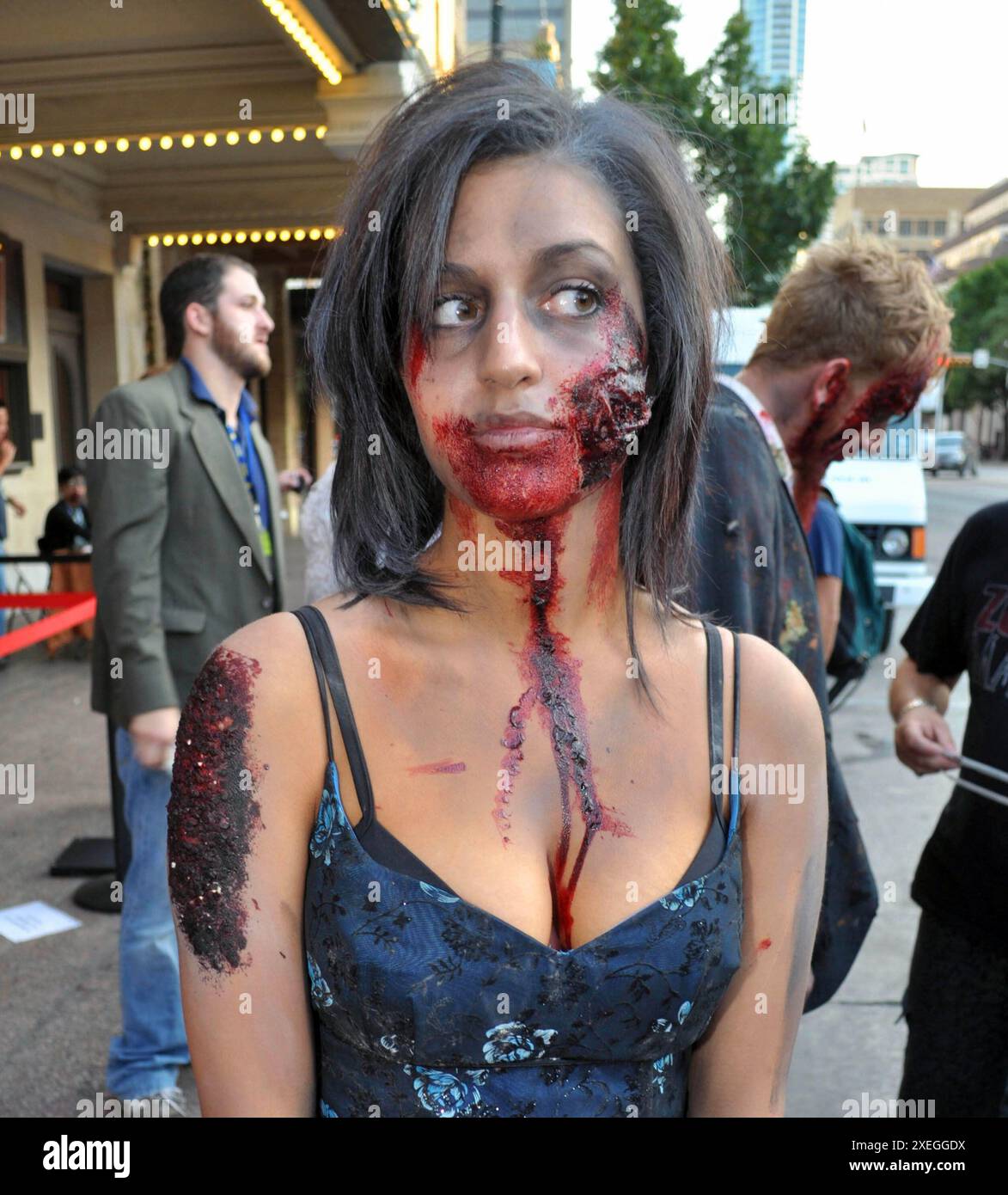 25. September 2009: Austin, Texas, USA: ALL DRESSED UP AND NOWHERE TO GO – ein Extra mit aufwendigem Fake Blood Make-up bei der Texas Premiere von Zombieland im Paramount Theater. (Kreditbild: © Jeff J. Newman/ZUMA Press Wire) NUR REDAKTIONELLE VERWENDUNG! Nicht für kommerzielle ZWECKE! Stockfoto