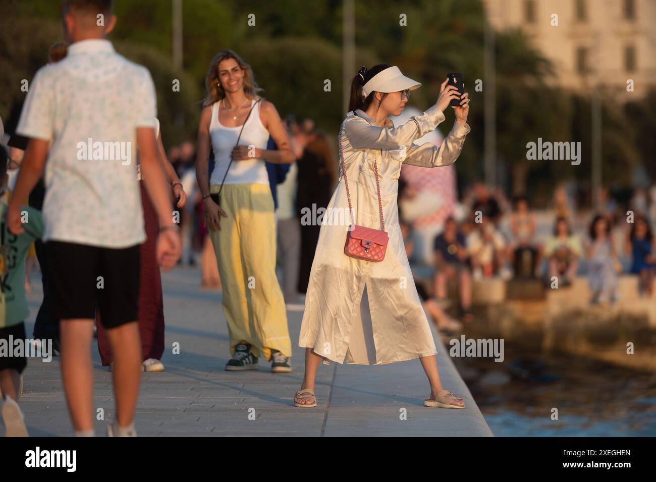 Zadar, 27.6.2024 - Hunderte Touristen genossen den Sonnenuntergang Kroatien, Zadar, 270624 Hunderte Touristen genossen den wunderschönen Sonnenuntergang an der Küste von Zadar heute Abend wieder. Foto: Luka Gerlanc / CROPIX Zadar Copyright: XCROPIXxLukaxGerlancx zalazak riva003-270624 Stockfoto