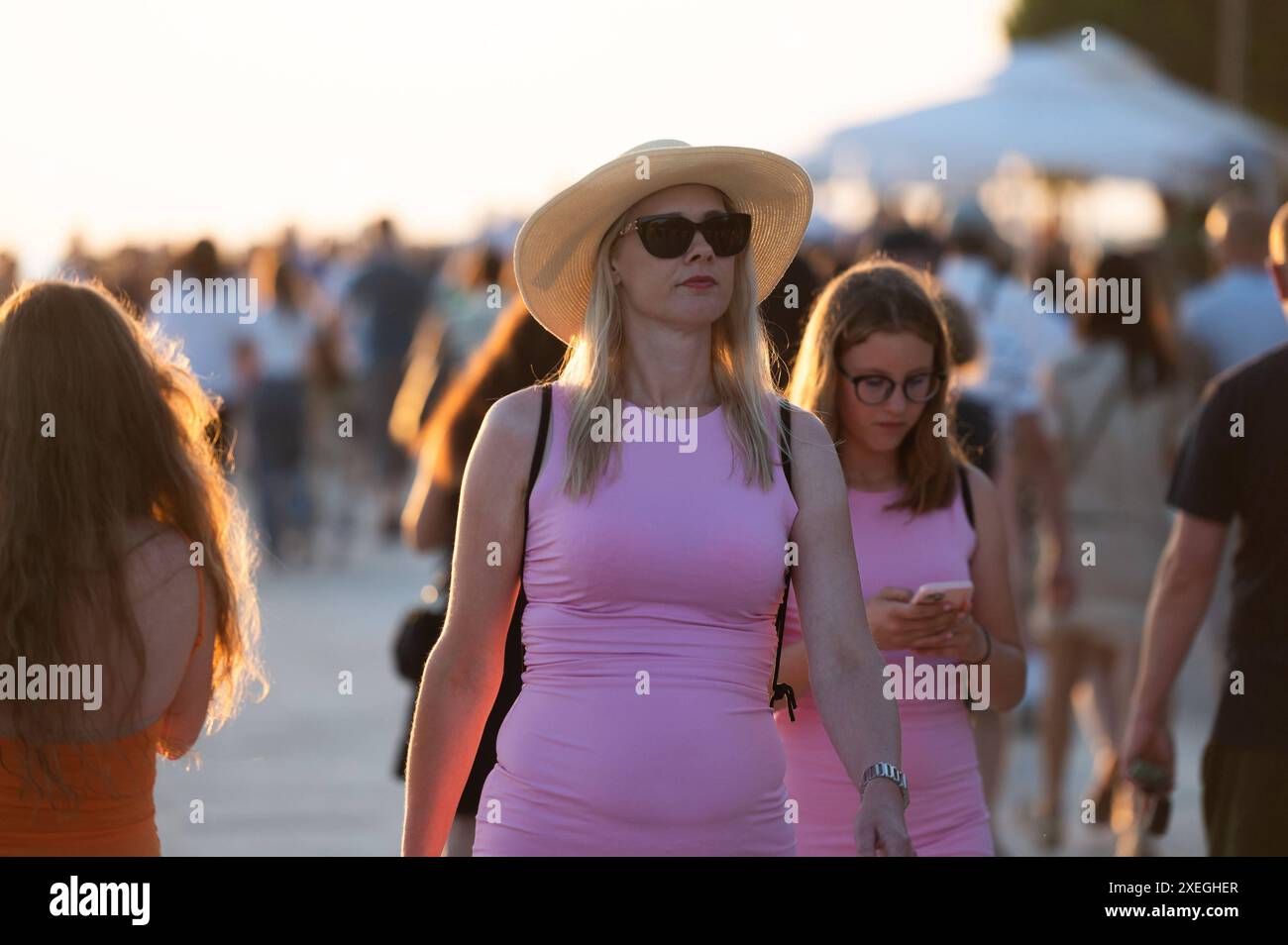 Zadar, 27.6.2024 - Hunderte Touristen genossen den Sonnenuntergang Kroatien, Zadar, 270624 Hunderte Touristen genossen den wunderschönen Sonnenuntergang an der Küste von Zadar heute Abend wieder. Foto: Luka Gerlanc / CROPIX Zadar Copyright: XCROPIXxLukaxGerlancx zalazak riva005-270624 Stockfoto