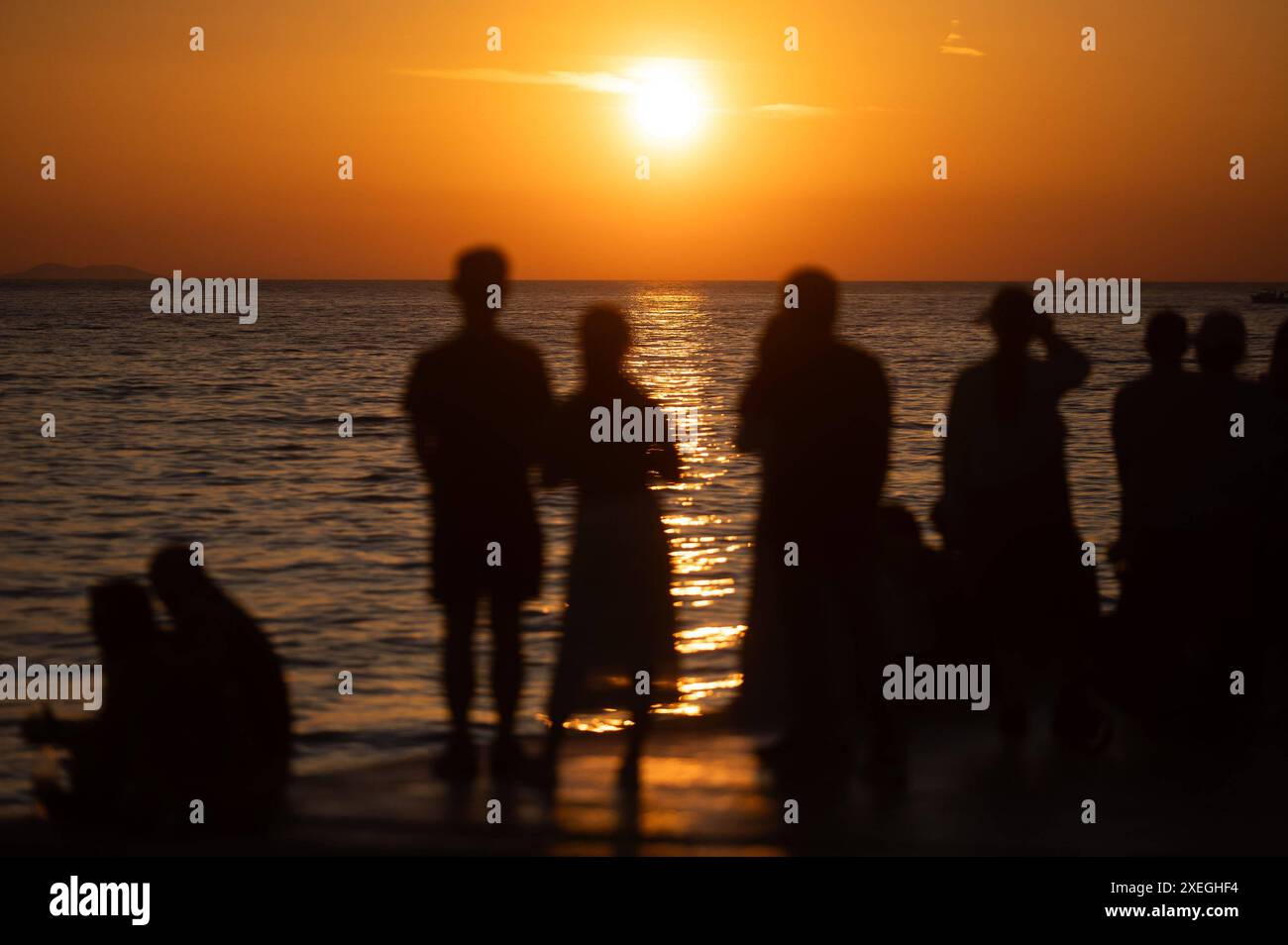 Zadar, 27.6.2024 - Hunderte Touristen genossen den Sonnenuntergang Kroatien, Zadar, 270624 Hunderte Touristen genossen den wunderschönen Sonnenuntergang an der Küste von Zadar heute Abend wieder. Foto: Luka Gerlanc / CROPIX Zadar Copyright: XCROPIXxLukaxGerlancx zalazak riva019-270624 Stockfoto