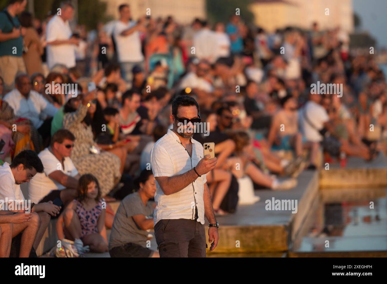 Zadar, 27.6.2024 - Hunderte Touristen genossen den Sonnenuntergang Kroatien, Zadar, 270624 Hunderte Touristen genossen den wunderschönen Sonnenuntergang an der Küste von Zadar heute Abend wieder. Foto: Luka Gerlanc / CROPIX Zadar Copyright: XCROPIXxLukaxGerlancx zalazak riva010-270624 Stockfoto