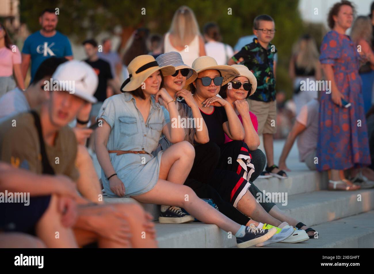 Zadar, 27.6.2024 - Hunderte Touristen genossen den Sonnenuntergang Kroatien, Zadar, 270624 Hunderte Touristen genossen den wunderschönen Sonnenuntergang an der Küste von Zadar heute Abend wieder. Foto: Luka Gerlanc / CROPIX Zadar Copyright: XCROPIXxLukaxGerlancx zalazak riva018-270624 Stockfoto