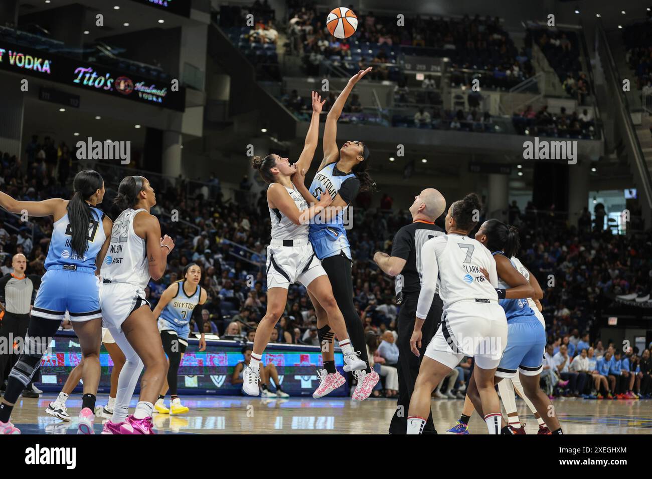 Chicago, USA. Juni 2024. Chicago, USA, 27. Juni 2024: Angel Reese (5 Chicago Sky) und Kelsey Plum (10 Las Vegas Aces) springen während des Spiels zwischen den Chicago Sky und den Las Vegas Aces am Donnerstag, 27. Juni 2024 in der Wintrust Arena, Chicago, USA, um den Ball zu gewinnen. (KEINE KOMMERZIELLE NUTZUNG) (Shaina Benhiyoun/SPP) Guthaben: SPP Sport Pressefoto. /Alamy Live News Stockfoto