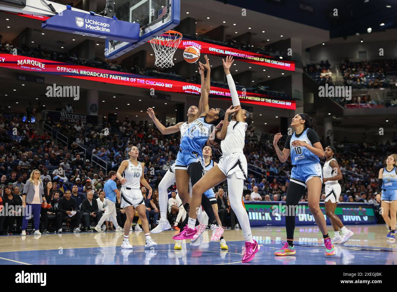 Chicago, USA. Juni 2024. Chicago, USA, 27. Juni 2024: Angel Reese (5 Chicago Sky) springt während des Spiels zwischen den Chicago Sky und Las Vegas Aces am Donnerstag, 27. Juni 2024 in der Wintrust Arena, Chicago, USA, um den Rebound zu erreichen. (KEINE KOMMERZIELLE NUTZUNG) (Shaina Benhiyoun/SPP) Guthaben: SPP Sport Pressefoto. /Alamy Live News Stockfoto