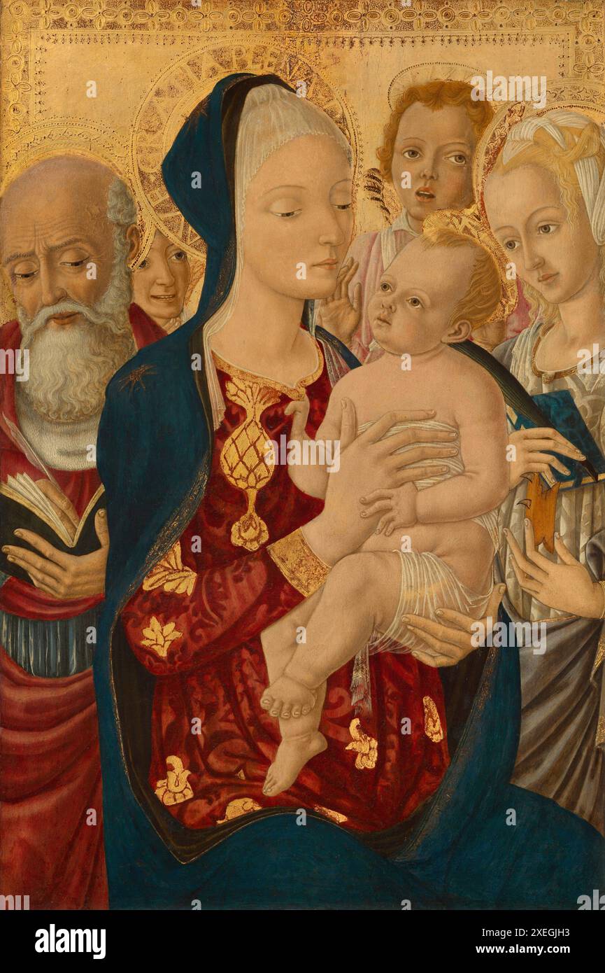 Gemälde der Madonna und des Kindes mit dem heiligen Jerome der heiligen Katharina von Alexandria und den Engeln des italienischen Malers Matteo di Giovanni retuschierte Kunstwerke Meisterwerk mittelalterliche religiöse Malerei. Eine Gruppe feierlicher Figuren umgibt eine Frau, die ein Kind hält, mit kunstvollen goldenen Halos hinter ihren Köpfen. Die Kleidung ist reich an Details, mit tiefen Rot- und Blautönen und komplizierten Mustern. Stockfoto