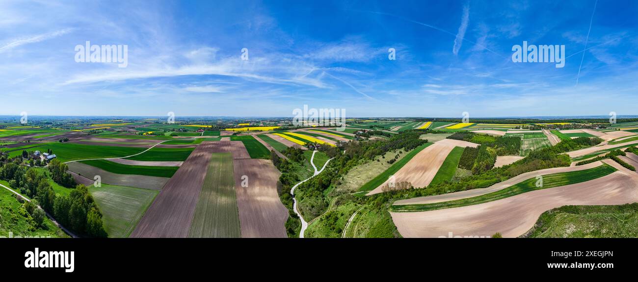 Grodzisko Stradow mittelalterliche Siedlung und kurvige Landstraße in der Region Ponidzie in Polen. Drohnenansicht Stockfoto