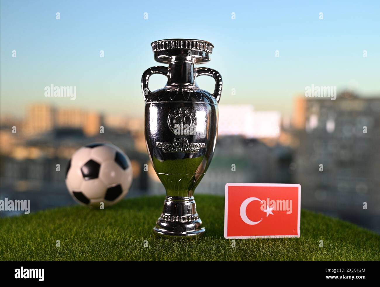 27. Juni 2024, Berlin, Deutschland. Flagge der Türkei - Teilnehmer der Fußball-Europameisterschaft in den Playoffs. Stockfoto