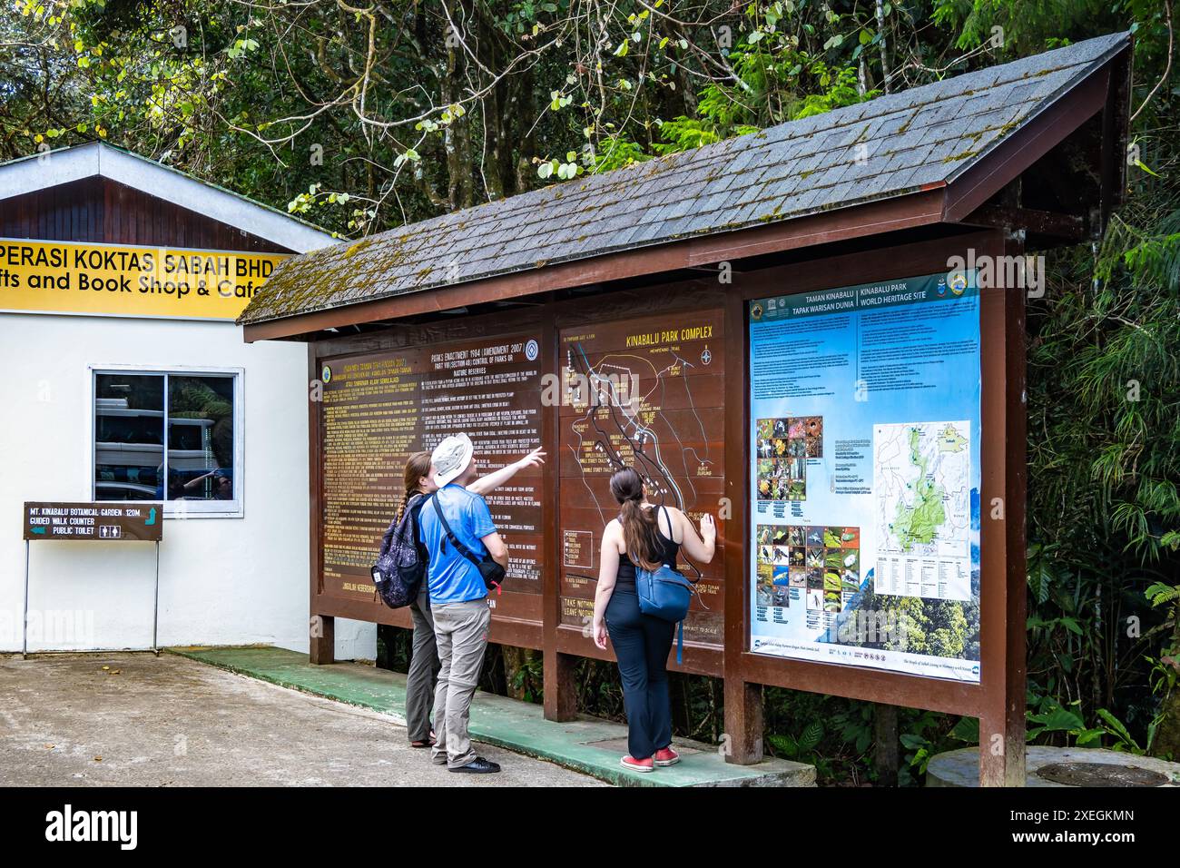 Besucher, die sich die Informationen und Karten im Kinabalu Park ansehen. Sabah, Borneo, Malaysia. Stockfoto