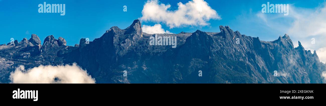 Panoramablick auf den Gipfel des Mount Kinabalu. Sabah, Borneo, Malaysia. Stockfoto