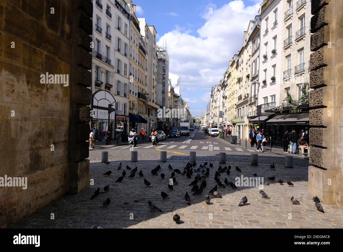 Blick auf die Rue du Faubourg Saint-Martin von Porte Saint-Martin.Paris.France Stockfoto