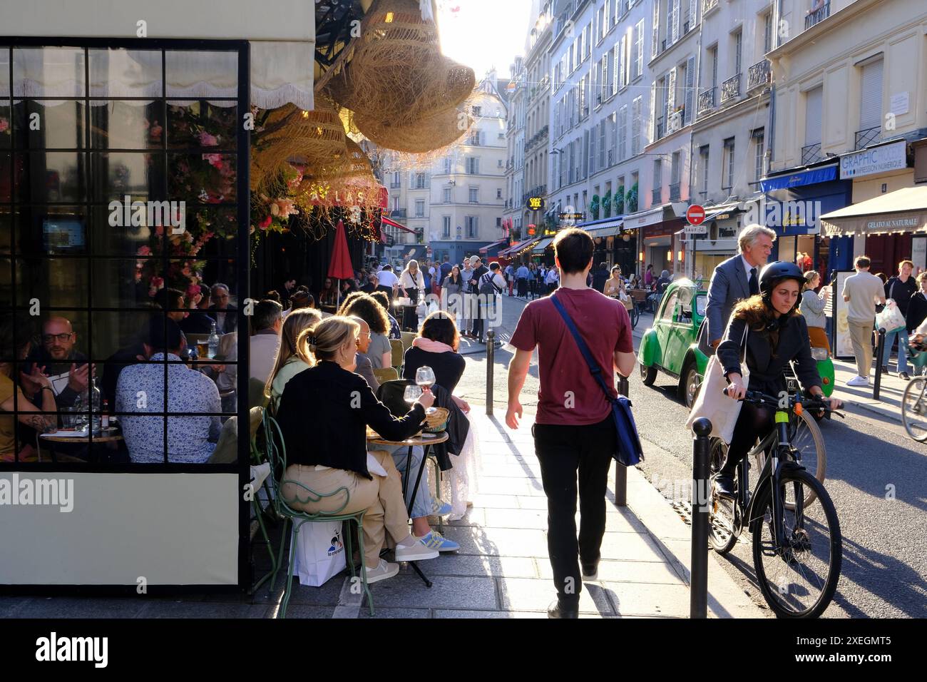 Trendige Rue de Buci am linken Ufer von Paris mit belebten Cafés und Fußgängern. Paris.France Stockfoto