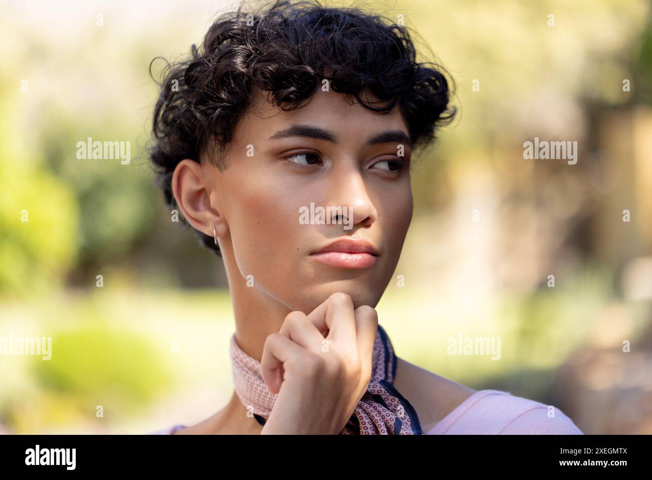 Die Transgender-Transgender-Frau mit Schal sieht nachdenklich weg Stockfoto