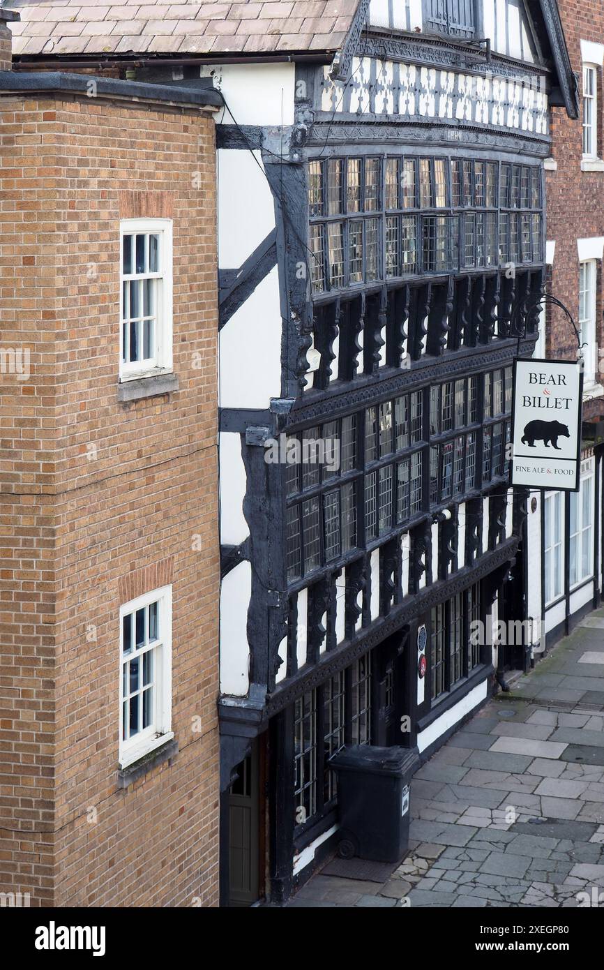 The Bear and Billet, erbaut 1664, Außenansicht des Pubs in der Lower Bridge Street, Chester Stockfoto