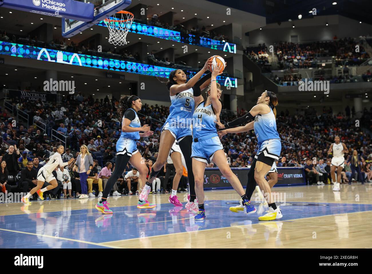 Chicago, USA. Juni 2024. Chicago, USA, 27. Juni 2024: Angel Reese (5 Chicago Sky) und Marina Mabrey (4 Chicago Sky) schnappen sich den Rebound während des Spiels zwischen den Chicago Sky und Las Vegas Aces am Donnerstag, 27. Juni 2024 in der Wintrust Arena, Chicago, USA. (KEINE KOMMERZIELLE NUTZUNG) (Shaina Benhiyoun/SPP) Guthaben: SPP Sport Pressefoto. /Alamy Live News Stockfoto