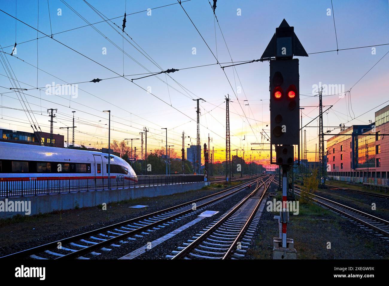 Intercity Express beim stimmungsvollen Sonnenaufgang am Hauptbahnhof in Dortmund, Deutschland, Europa Stockfoto