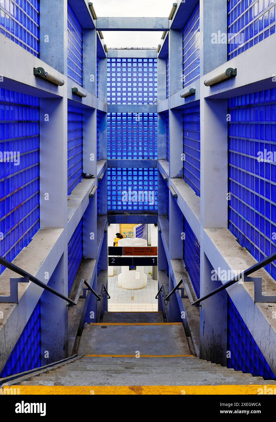 Zugang Bahnhof Hannover-Nordstadt, blaue Glasbausteine und Sichtbeton, Projekt für die Expo 2000, Hannover, Niedersachsen, Deutschland, Europa Stockfoto