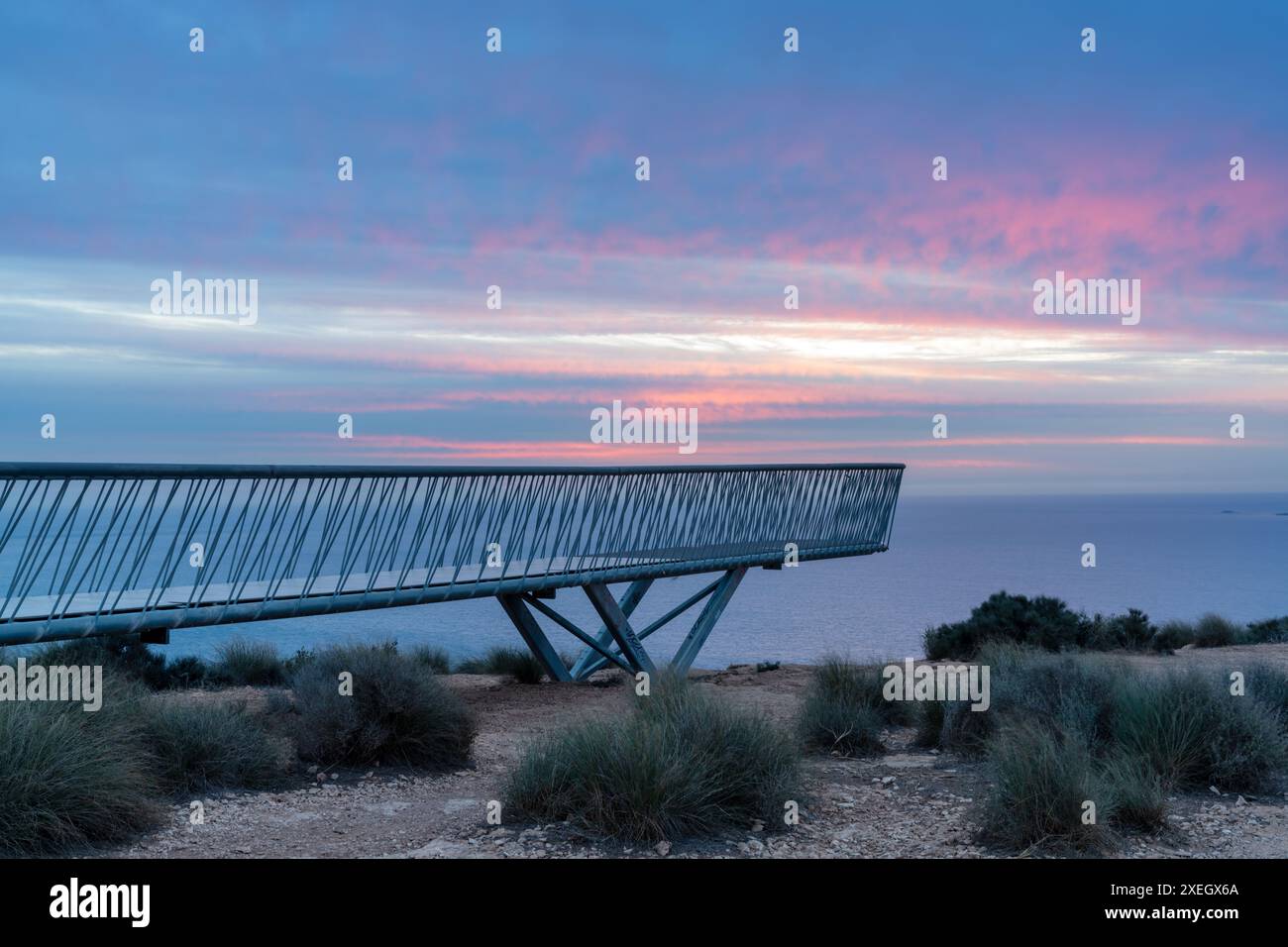 Blick auf den Santa Pola Aussichtspunkt Walkway in der Provinz Alicante bei Sonnenaufgang Stockfoto