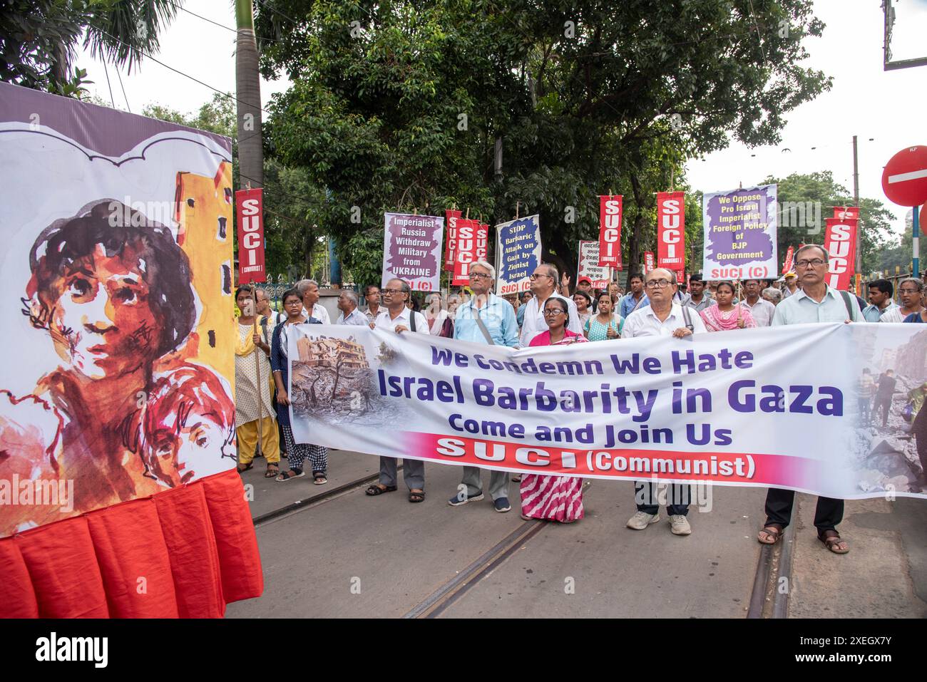 26. Juni 2024, Kolkata, Westbengalen, Indien: Linksparteien unter der Führung der Kommunistischen Partei Indiens (Marxist/CPI(M) zusammen mit der Kommunistischen Partei Indiens (CPI), All India Forward Block (AIFB), Revolutionary Socialist Party (RSP), Socialist Unity Centre of India (Communist) oder SUCI(C), Kommunistische Partei Indiens (marxist'„Leninist), Befreiung, die revolutionäre Kommunistische Partei Indiens, der marxistische Forward Block, die Bolschewistische Partei Indiens, die Arbeiterpartei Indiens organisierten am 26. Juni 2024 einen gemeinsamen protestmarsch in Kalkutta, um das palästinensische Volk bei seinem Kampf gegen den israelischen Angriff auf Gaza zu unterstützen. (Gutschrift I Stockfoto