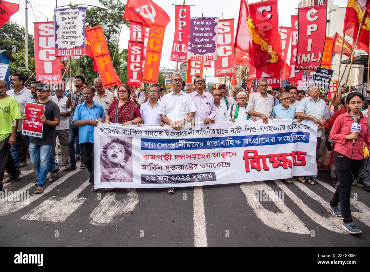 26. Juni 2024, Kolkata, Westbengalen, Indien: Linksparteien unter der Führung der Kommunistischen Partei Indiens (Marxist/CPI(M) zusammen mit der Kommunistischen Partei Indiens (CPI), All India Forward Block (AIFB), Revolutionary Socialist Party (RSP), Socialist Unity Centre of India (Communist) oder SUCI(C), Kommunistische Partei Indiens (marxist'„Leninist), Befreiung, die revolutionäre Kommunistische Partei Indiens, der marxistische Forward Block, die Bolschewistische Partei Indiens, die Arbeiterpartei Indiens organisierten am 26. Juni 2024 einen gemeinsamen protestmarsch in Kalkutta, um das palästinensische Volk bei seinem Kampf gegen den israelischen Angriff auf Gaza zu unterstützen. (Gutschrift I Stockfoto