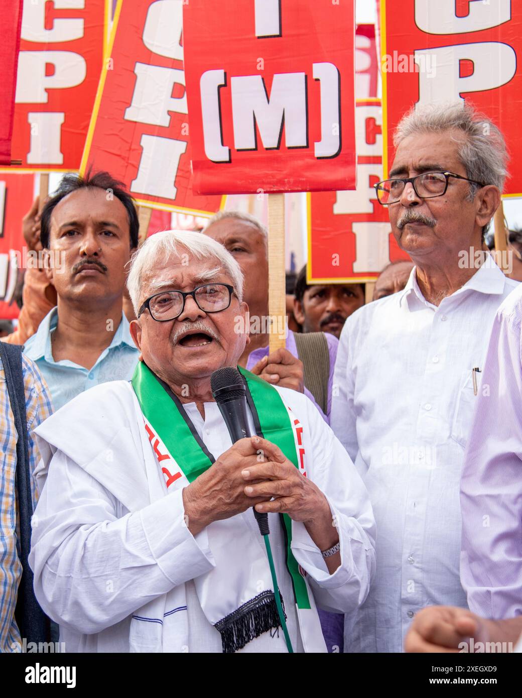 26. Juni 2024, Kolkata, Westbengalen, Indien: Linksparteien unter der Führung der Kommunistischen Partei Indiens (Marxist/CPI(M) zusammen mit der Kommunistischen Partei Indiens (CPI), All India Forward Block (AIFB), Revolutionary Socialist Party (RSP), Socialist Unity Centre of India (Communist) oder SUCI(C), Kommunistische Partei Indiens (marxist'„Leninist), Befreiung, die revolutionäre Kommunistische Partei Indiens, der marxistische Forward Block, die Bolschewistische Partei Indiens, die Arbeiterpartei Indiens organisierten am 26. Juni 2024 einen gemeinsamen protestmarsch in Kalkutta, um das palästinensische Volk bei seinem Kampf gegen den israelischen Angriff auf Gaza zu unterstützen. (Gutschrift I Stockfoto