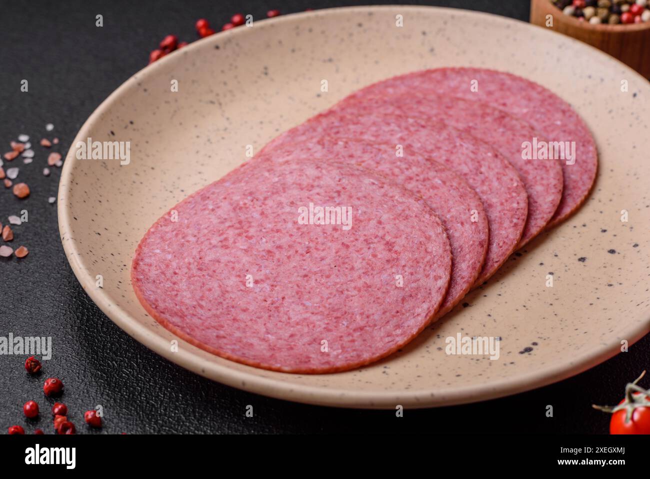 Köstliche geräucherte Salami-Wurst mit Salz, Gewürzen und Kräutern Stockfoto