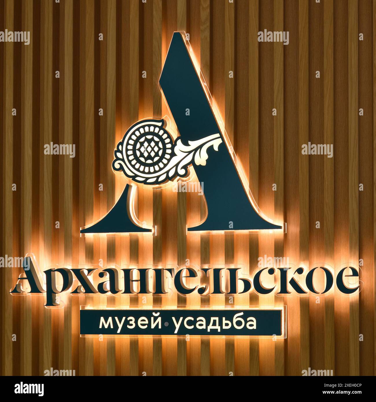 Krasnogorsk, Russland - 1. Mai. 2024. Logo im Arkhangelskoye Estate Museum. Stockfoto