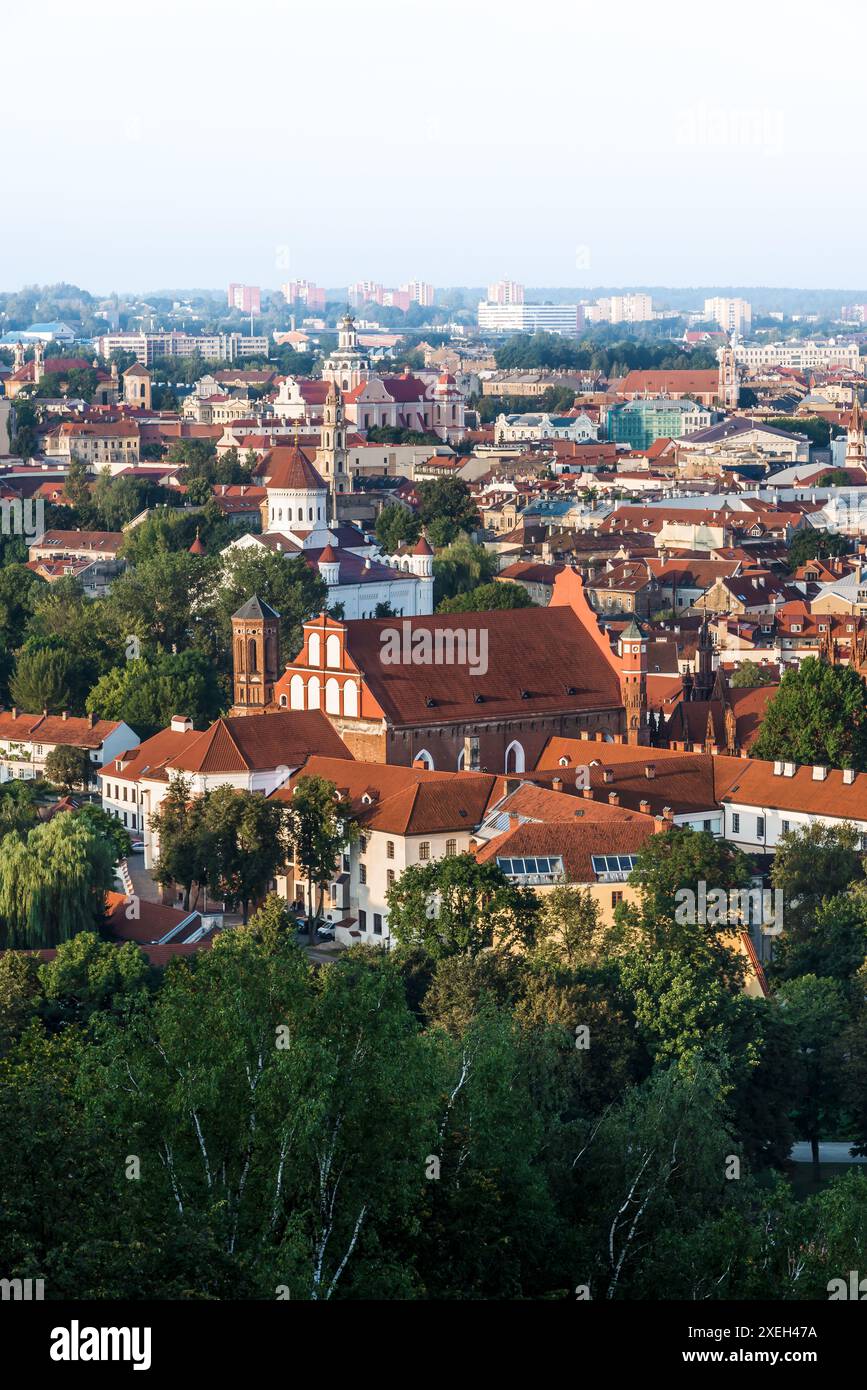 Vilnius Altstadt Panorama Mit Bernardinenkirche, Blick Vom Hügel Mit Drei Kreuzen Bei Sonnenaufgang Stockfoto