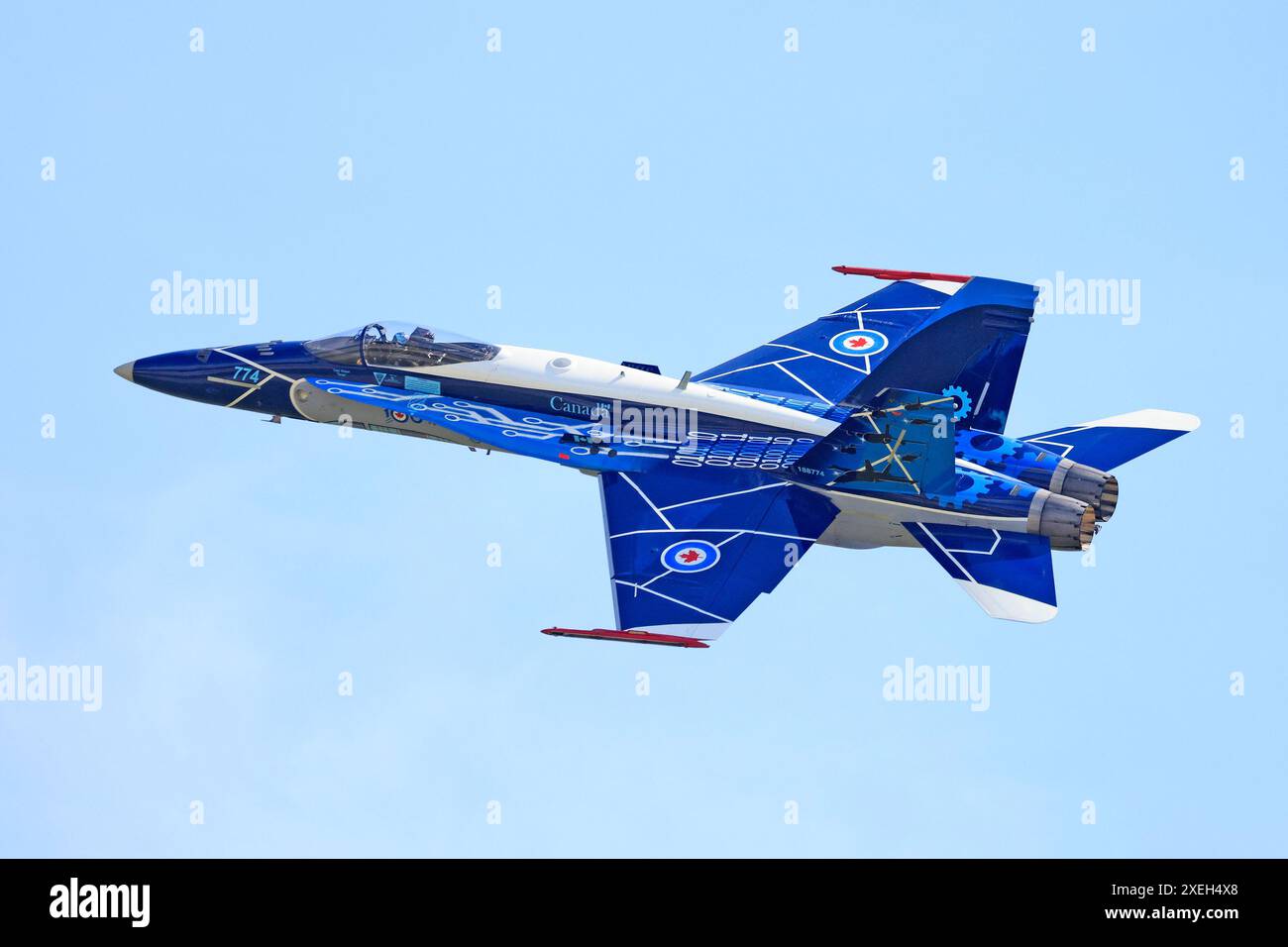 CF18 Demo Team fliegt auf dem blauen Himmel und ist stolz darauf, Kanada auf der Bagotville Air Show zu vertreten Stockfoto