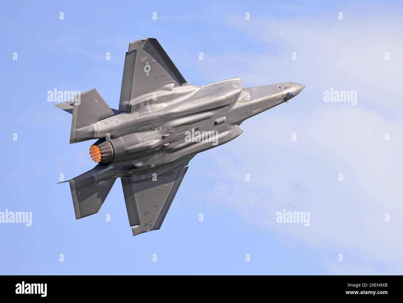 F35 Ein Demo-Team, das auf dem blauen Himmel fliegt und stolz darauf ist, die Vereinigten Staaten von Amerika auf der Bagotville Air Show zu vertreten Stockfoto