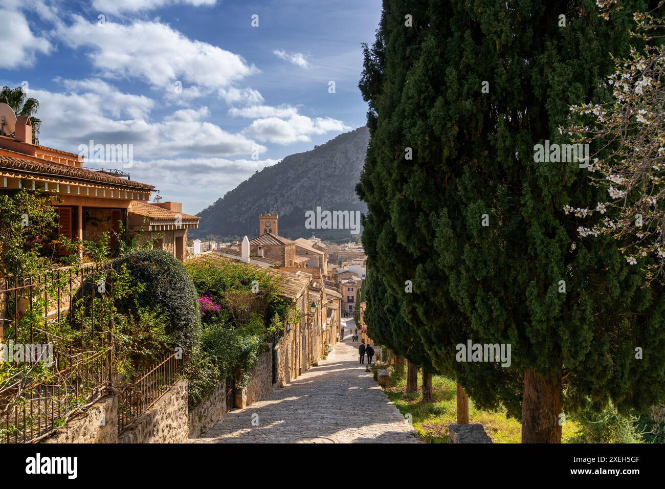 Blick auf die berühmte Calvari Treppe und die historische Bergstadt Pollenca im Norden Mallorcas Stockfoto
