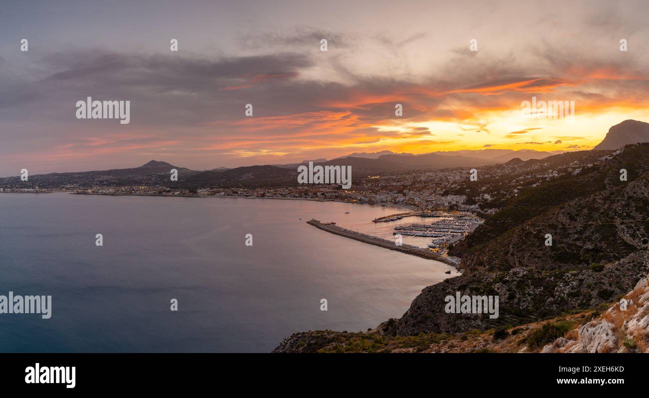 Javea Bay und Hafen in der Provinz Alicante bei Sonnenuntergang Stockfoto