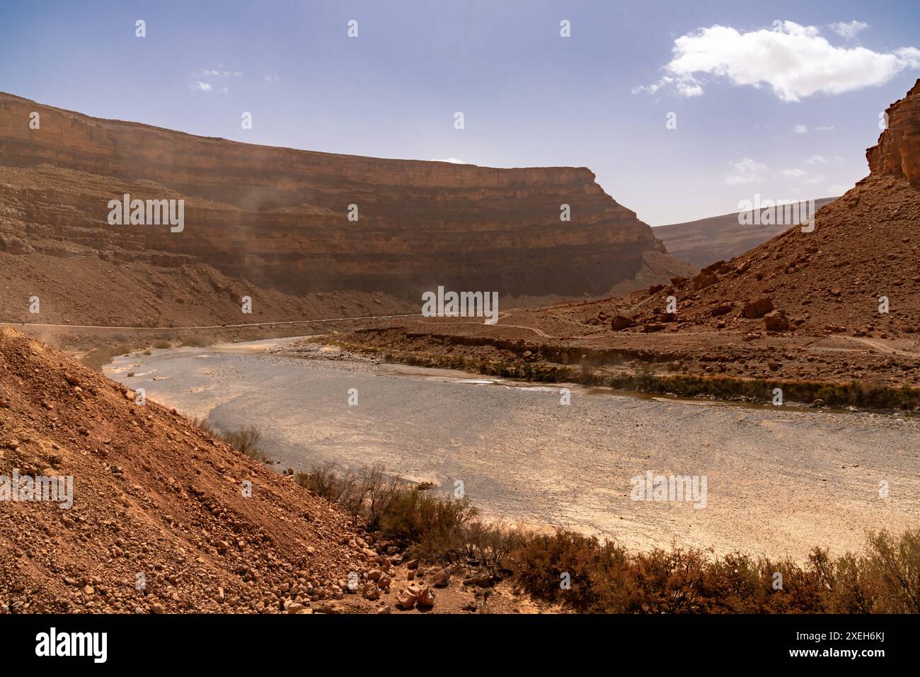 Landschaftsblick auf die Halbwüste des Ziz-Tals und der Ziz-Tal-Schlucht und ihr trockenes Flussbett Stockfoto