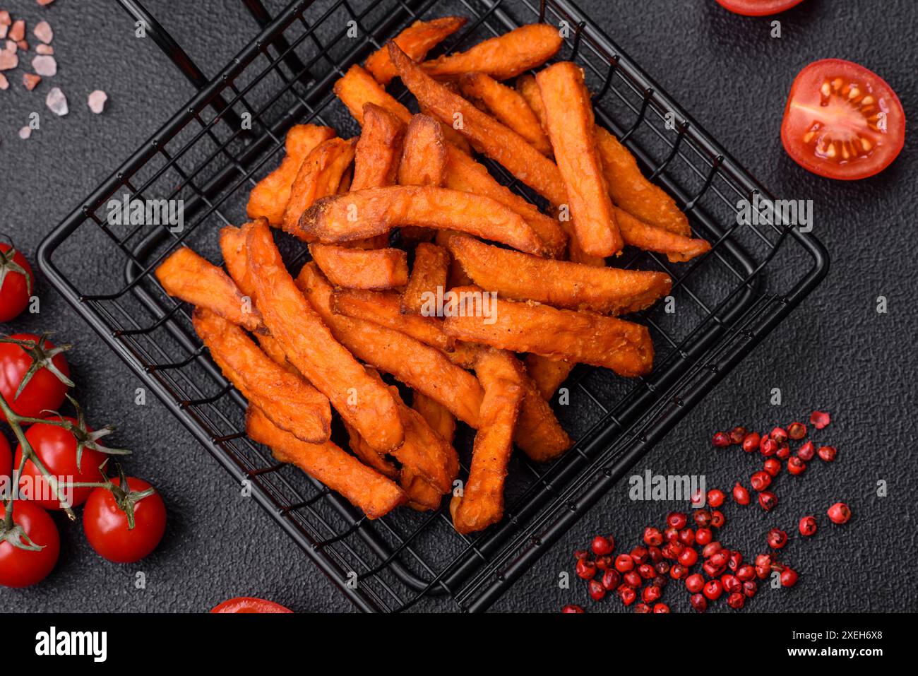 Köstliche knusprige Süßkartoffelfritten mit Salz, Gewürzen und Kräutern Stockfoto