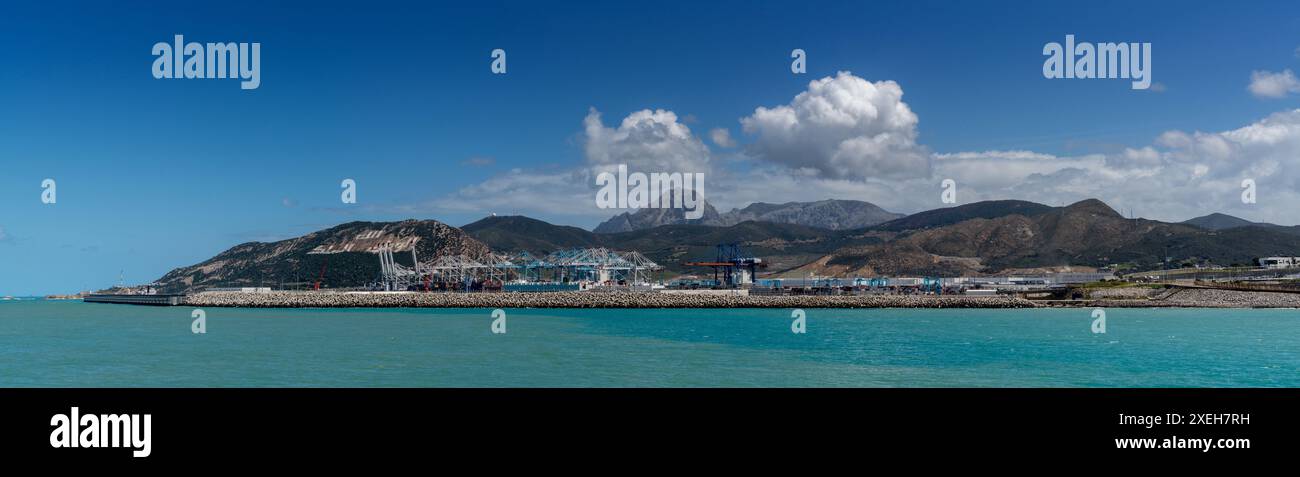 Panoramablick auf die nordmarokkanische Küste und den Tanger Med Industrial Port Complex Stockfoto