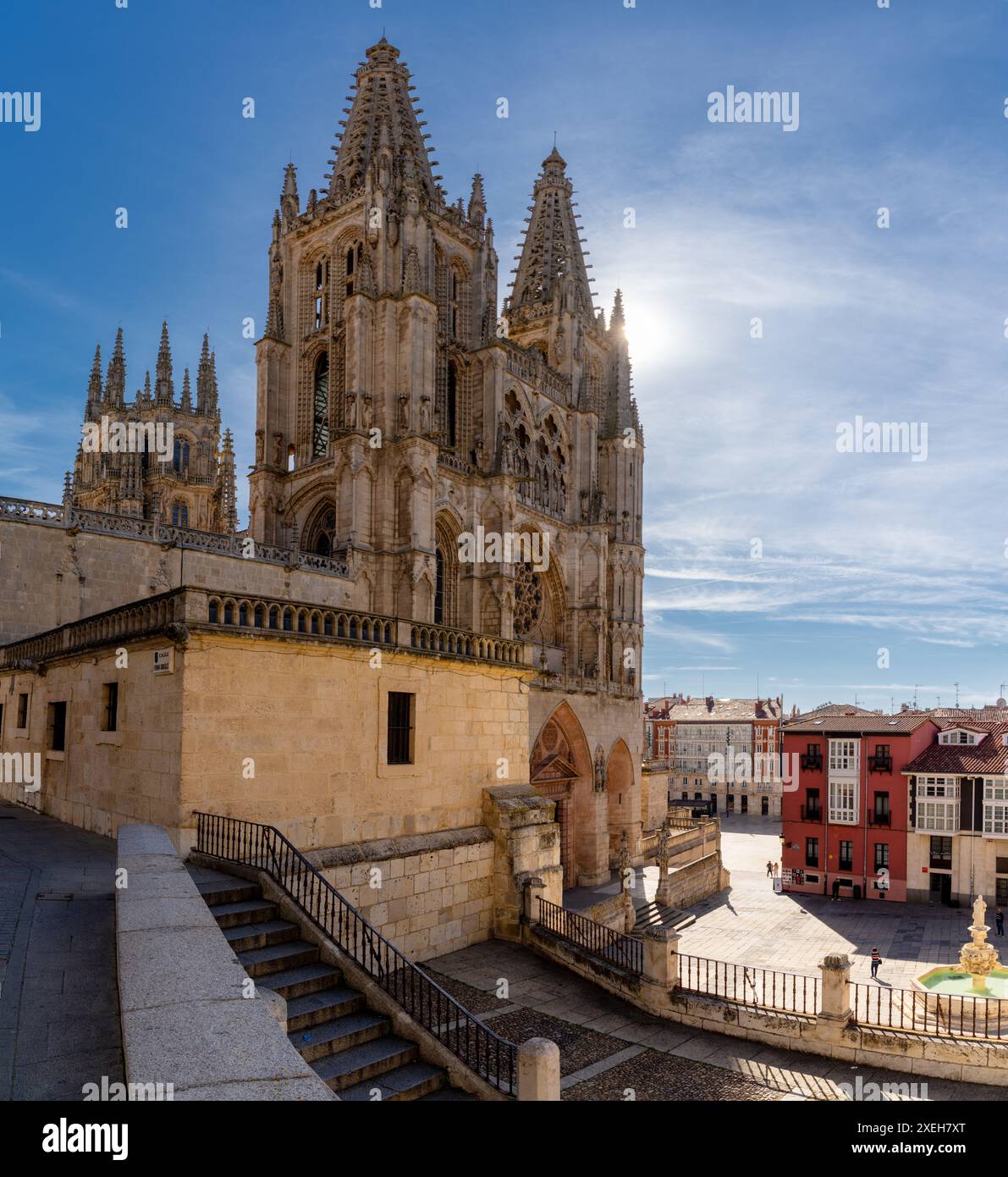 Vertikaler Blick auf das französische gotische Wahrzeichen der Kathedrale Saint Mary in der Innenstadt von Burgos Stockfoto