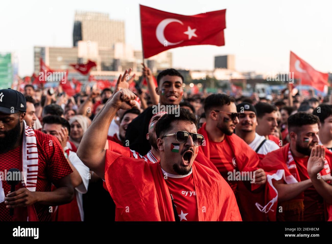 Tuerkische Fans jubeln, türkische Fans feiern GER, UEFA EURO 2024, Tschechien gegen Tuerkei, Public Viewing, Fanzone Hamburg, 26.06.2024 GER, Tschechische Republik vs. Türkei Foto: Eibner-Pressefoto/Max Vincen Stockfoto