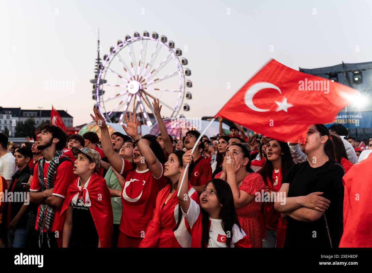 Tuerkische Fans, Little Girl with a Turkey Flag GER, UEFA EURO 2024, Tschechien vs Tuerkei, Public Viewing, Fanzone Hamburg, 26.06.2024 GER, Tschechische Republik vs. Türkei Foto: Eibner-Pressefoto/Max Vincen Stockfoto