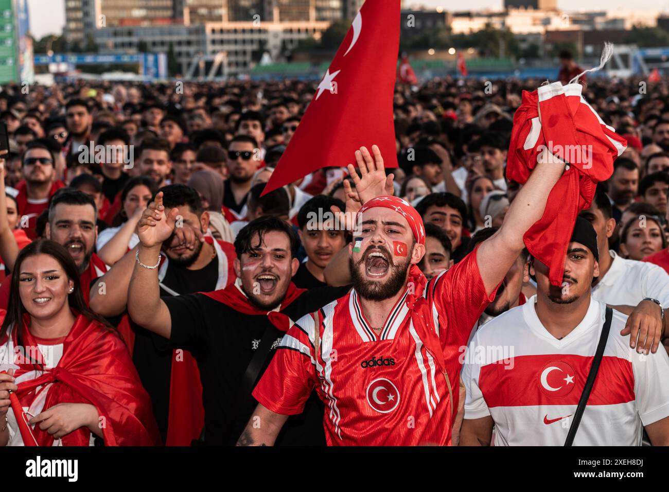 Tuerkischer Fanjubelt, Emotionen, Türkei-Fans feiern GER, UEFA EURO 2024, Tschechien vs Tuerkei, Public Viewing, Fanzone Hamburg, 26.06.2024 GER, Tschechische Republik vs. Türkei Foto: Eibner-Pressefoto/Max Vincen Stockfoto