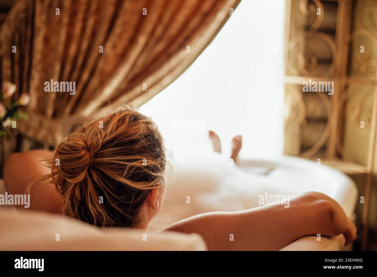 Nahaufnahme einer jungen Frau, die einen Schaumbad nehmen Stockfoto